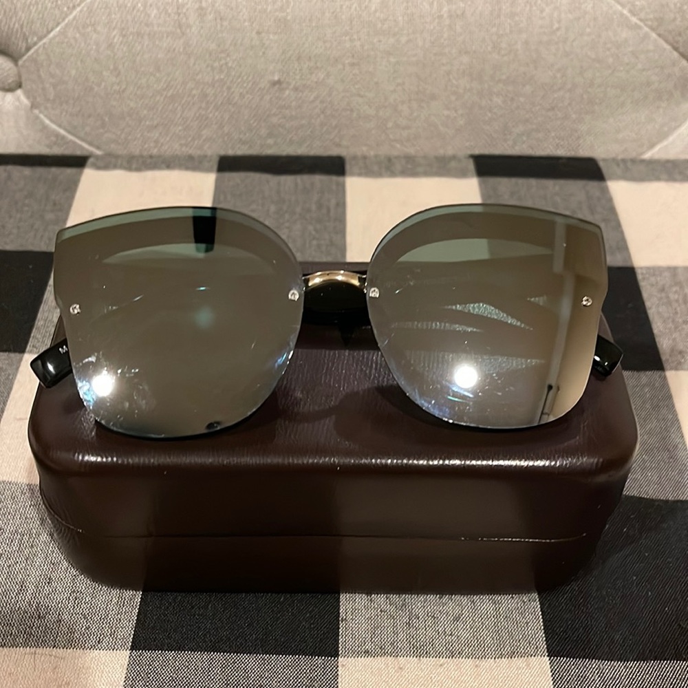 Women’s green mirror sunglasses